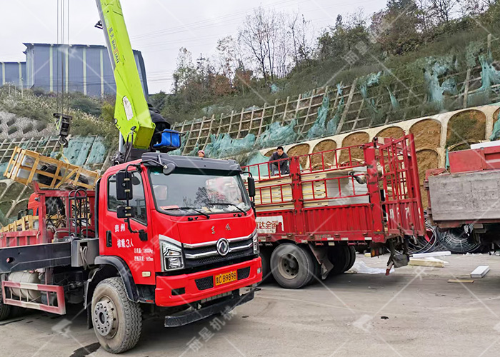 貴州客戶購買的800粉絲機(jī)生產(chǎn)線卸貨進(jìn)行時(shí)