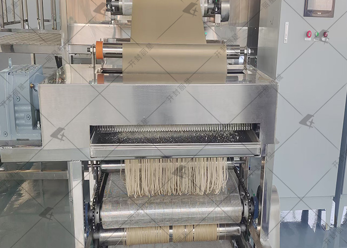 粉絲f粉條生產(chǎn)線設(shè)備試運(yùn)行進(jìn)行時(shí)，為粉條加工賦能