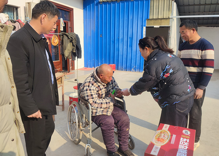 情暖新春！麗星機(jī)械為貧困家庭送慰問(wèn)金與物資