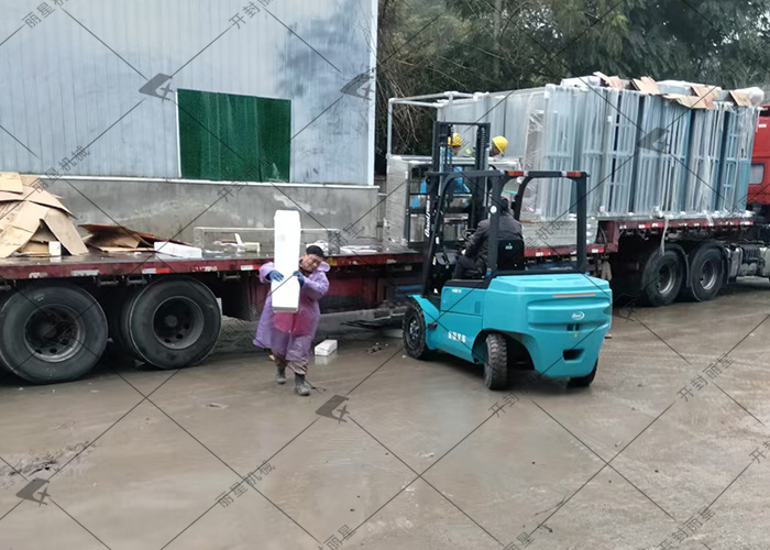 火速?lài)^！麗星發(fā)往四川的酸辣粉加工設(shè)備已成功抵達(dá)