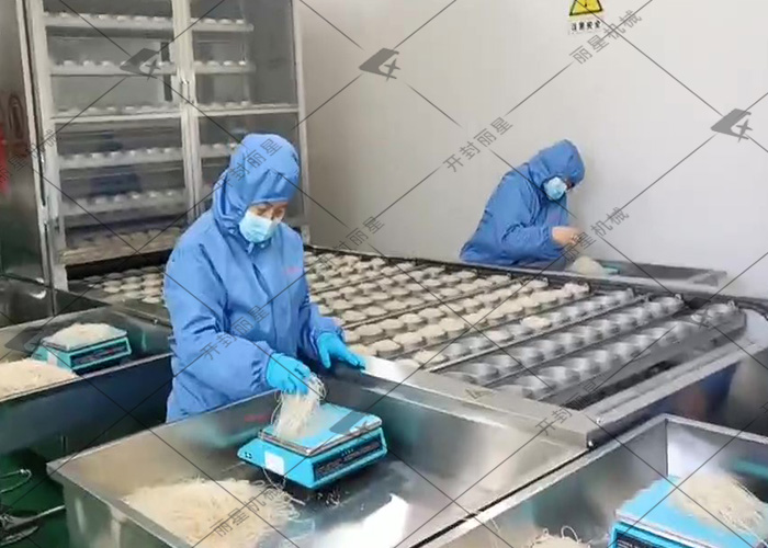 走進(jìn)河北客戶(hù)場(chǎng)地，見(jiàn)證麗星酸辣粉生產(chǎn)線(xiàn)試機(jī)運(yùn)行