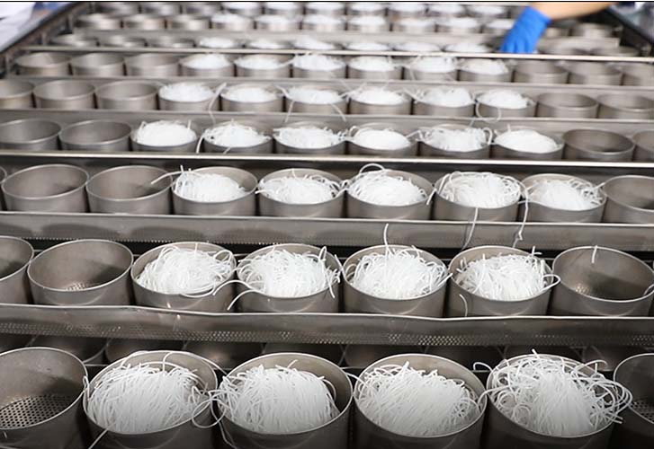 酸辣粉設(shè)備無需更換模具實(shí)現(xiàn)多樣粉餅自由生產(chǎn)