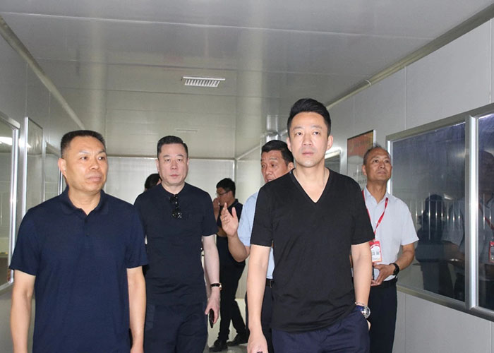 麻六記汪小菲考察“酸辣粉之都”，與麗星共議創(chuàng)新和發(fā)展