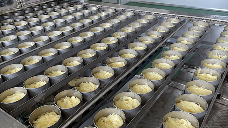 隧道式粉絲粉條烘干設(shè)備封閉運(yùn)行，高效穩(wěn)定更衛(wèi)生