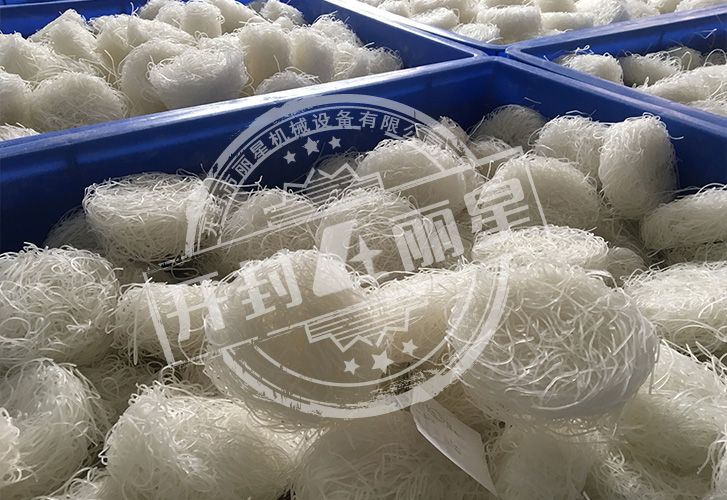 選對設(shè)備很關(guān)鍵：麗星酸辣粉設(shè)備助你日產(chǎn) 10 萬塊粉餅